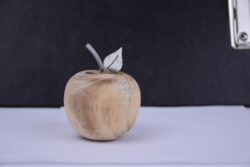 Dekorace jablko, dřevěné, 8cm, hnědá - Objevte pestrou nabdku dekorac na postaven od Ego Dekor. Dodaj vaemu domovu a zahrad jedinen arm a atmosfru.